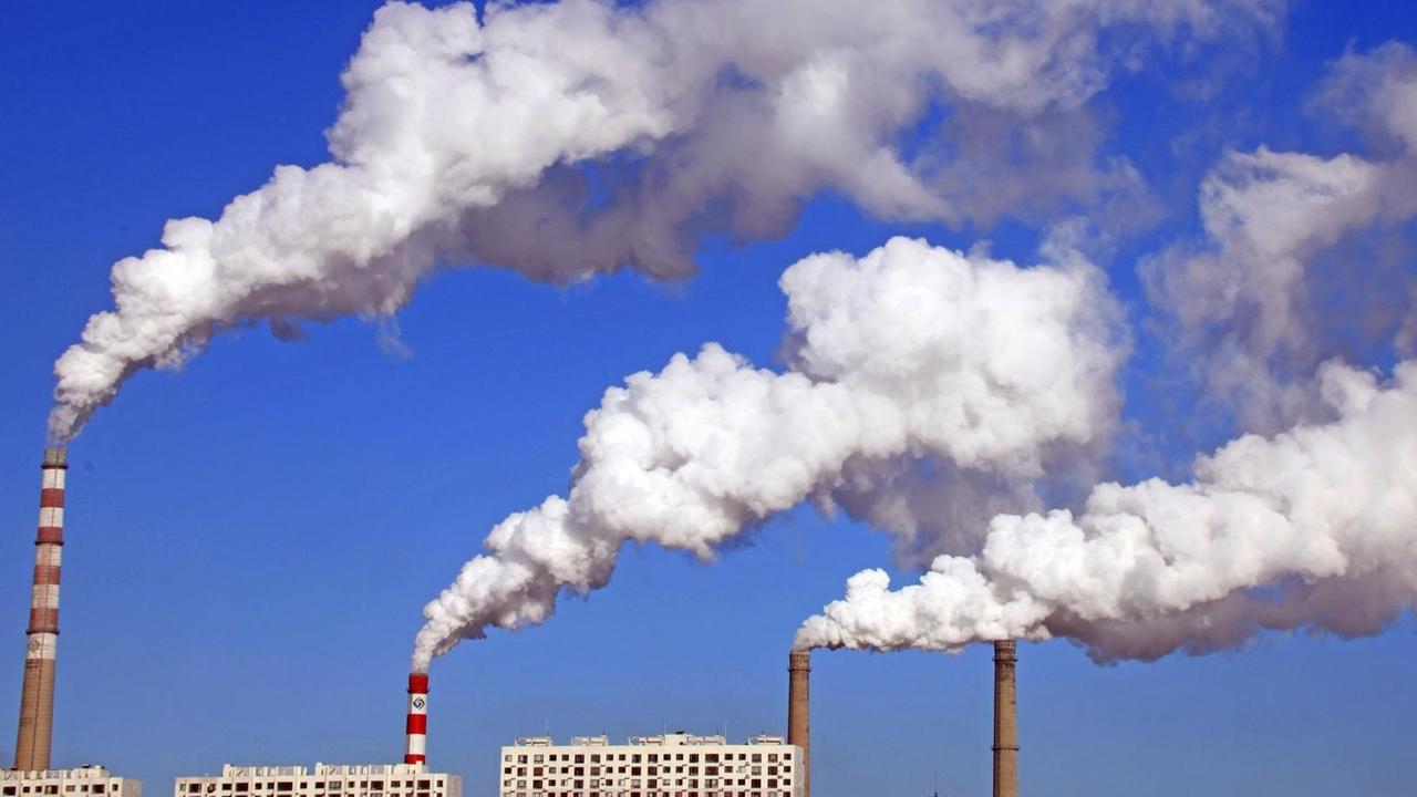 Rauch kommt aus Schornsteinen in Jilin-Stadt im Nordosten Chinas. Rauch kommt aus Schornsteinen in Jilin-Stadt im Nordosten Chinas.