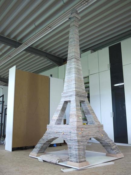 Eiffelturm ist gut vier Meter hoch. Eiffelturm ist gut vier Meter hoch.