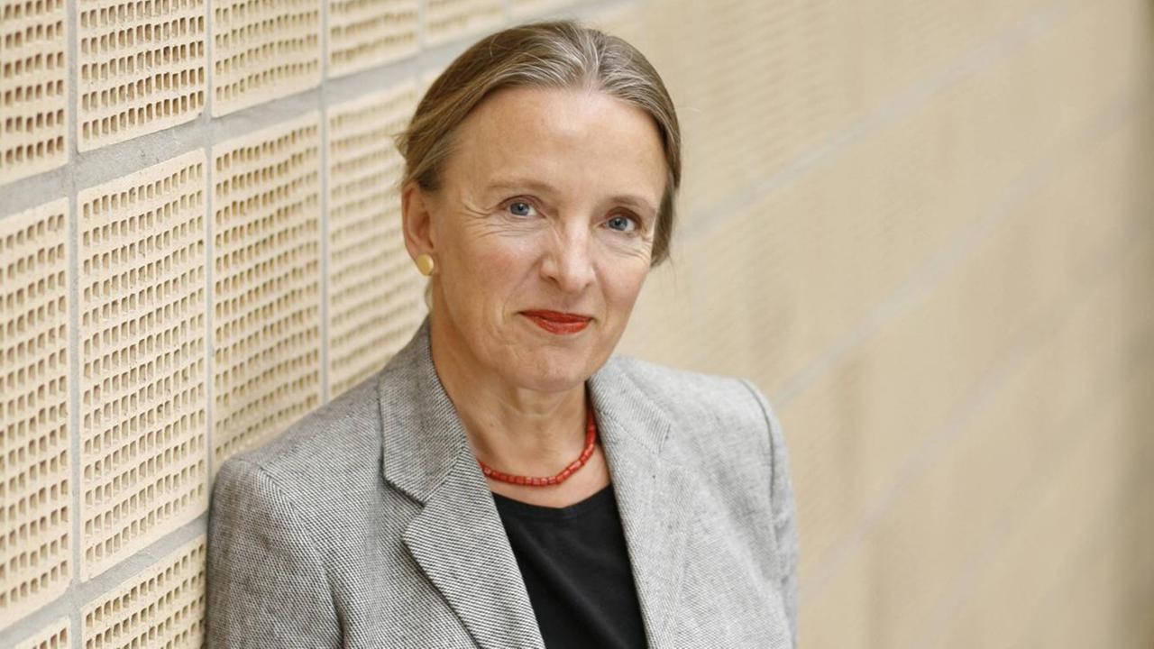 Ute Frevert lehnt an eine Wand und lächelt in die Kamera. Ute Frevert lehnt an eine Wand und lächelt in die Kamera.