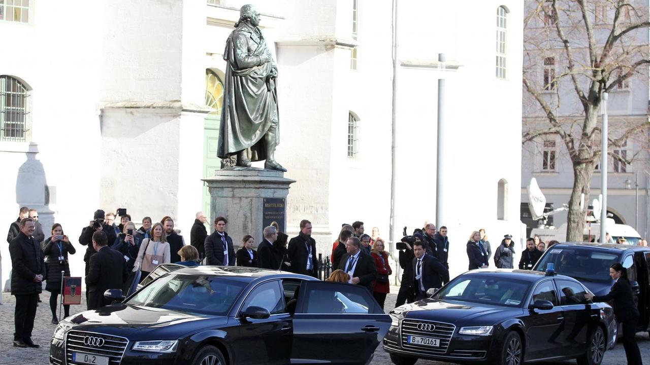 Feierlichkeiten zu 100 Jahre Weimarer Reichsverfassung im Bild: Ankunft Bundeskanzlerin Angela Merkel vor der Herderkirche Feierlichkeiten zu 100 Jahre Weimarer Reichsverfassung im Bild: Ankunft Bundeskanzlerin Angela Merkel vor der Herderkirche