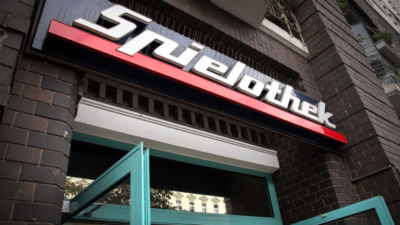 Eingang eines Automatenkasinos mit dem Schriftzug "Spielothek", aufgenommen 2015 in Berlin Eingang eines Automatenkasinos mit dem Schriftzug "Spielothek", aufgenommen 2015 in Berlin