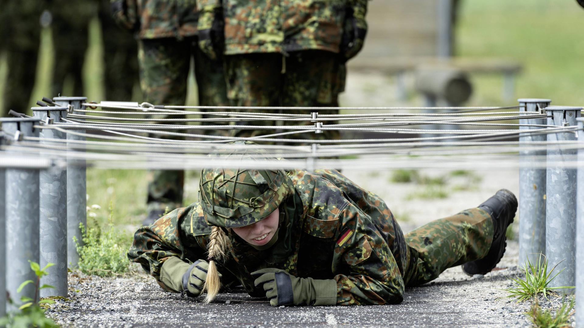 Eine Soldatin im Sanitätsregiment 2 der Bundeswehr in Rennerod auf der Hindernisbahn Eine Soldatin im Sanitätsregiment 2 der Bundeswehr in Rennerod auf der Hindernisbahn