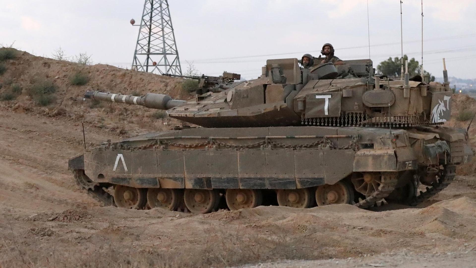 Israelische Soldaten in einem Panzer nahe dem Kibbuz Nahal Oz an der Grenze zum Gaza-Streifen Israelische Soldaten in einem Panzer nahe dem Kibbuz Nahal Oz an der Grenze zum Gaza-Streifen