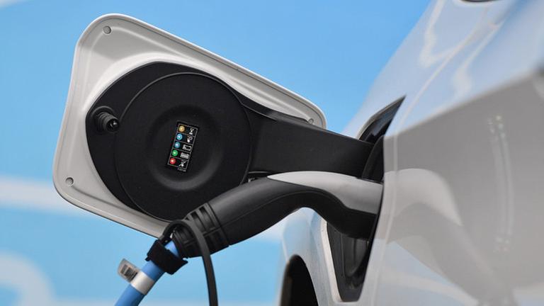 E-Autos werden an Ladesaeulen in Muenchen aufgeladen. Elektroauto-E-Auto wird geladen,Ladestecker,Ladekabel, Ladesaeule,Ladebuchse, E-Mobilitaet,,Elektrifizierung. Elektromobilitaet. Autobauer,Auto,Autos,Automobile, Hersteller,Autoindustrie,Premiummarke. *** E Cars are charged at charging stations in Munich Electric car E Car is charged,Charging plug,Charging cable,Charging column,Charging socket,E Mobility,Electrification Elektromobilitaet Autobauer,Auto,Car,Cars,Automobile,Manufacturer,Automobile industry,Premium brand E-Autos werden an Ladesaeulen in Muenchen aufgeladen. Elektroauto-E-Auto wird geladen,Ladestecker,Ladekabel, Ladesaeule,Ladebuchse, E-Mobilitaet,,Elektrifizierung. Elektromobilitaet. Autobauer,Auto,Autos,Automobile, Hersteller,Autoindustrie,Premiummarke. *** E Cars are charged at charging stations in Munich Electric car E Car is charged,Charging plug,Charging cable,Charging column,Charging socket,E Mobility,Electrification Elektromobilitaet Autobauer,Auto,Car,Cars,Automobile,Manufacturer,Automobile industry,Premium brand
