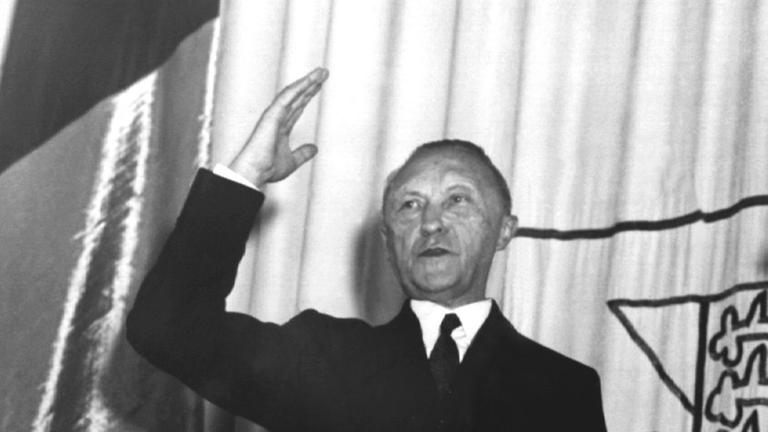 Dr. Konrad Adenauer (CDU) wird am 20. September 1949 durch Bundestagspräsident Dr. Erich Köhler zum ersten Kanzler der Bundesrepublik Deutschland vereidigt. Dr. Konrad Adenauer (CDU) wird am 20. September 1949 durch Bundestagspräsident Dr. Erich Köhler zum ersten Kanzler der Bundesrepublik Deutschland vereidigt.