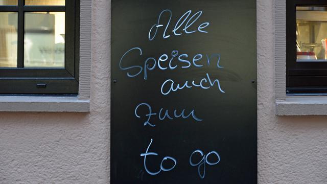 Gesehen im Februar 2017 in Aachen - eine Kreidetafel mit der Aufschrift "Alle Speisen auch zum to go"
