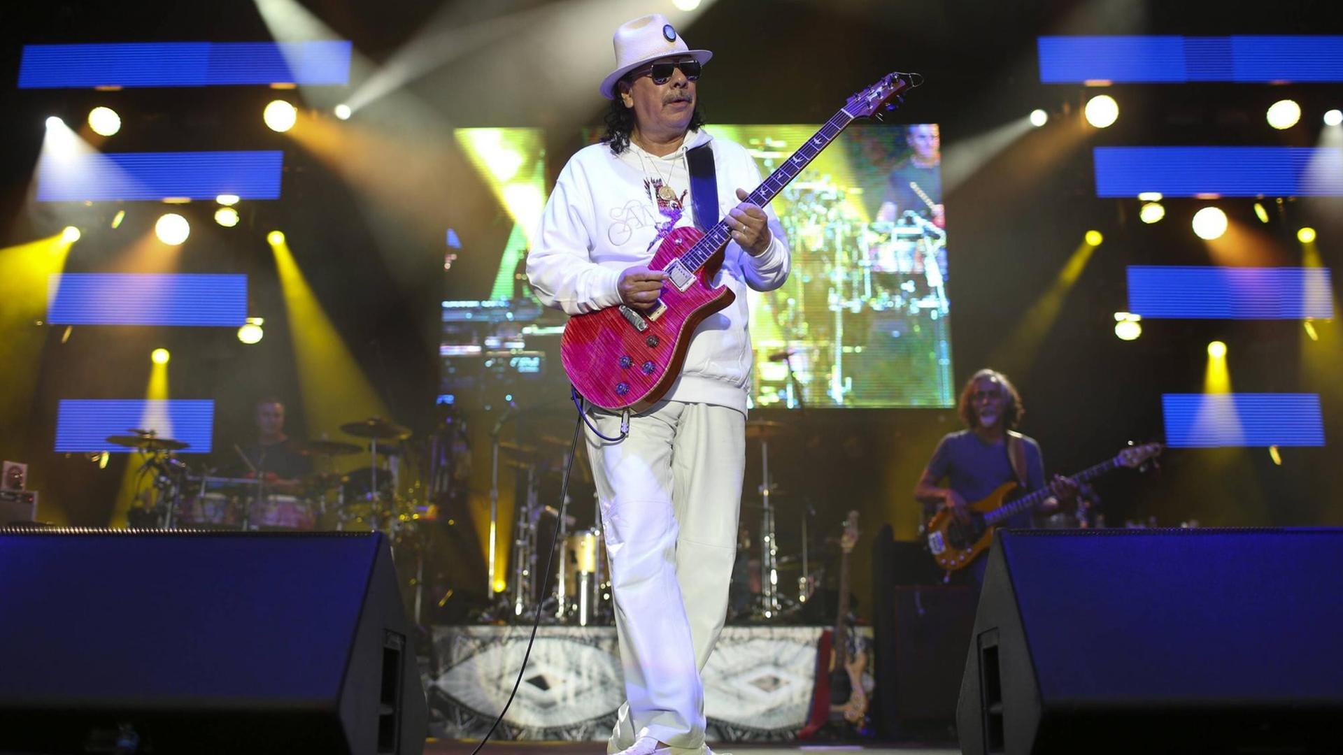 Carlos Santana bei einem Konzert auf der Bühne in Prior Lake, Minnesota. Carlos Santana bei einem Konzert auf der Bühne in Prior Lake, Minnesota.