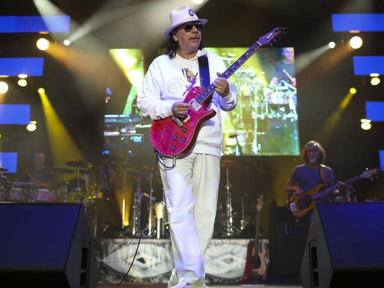 Carlos Santana bei einem Konzert auf der Bühne in Prior Lake, Minnesota.
