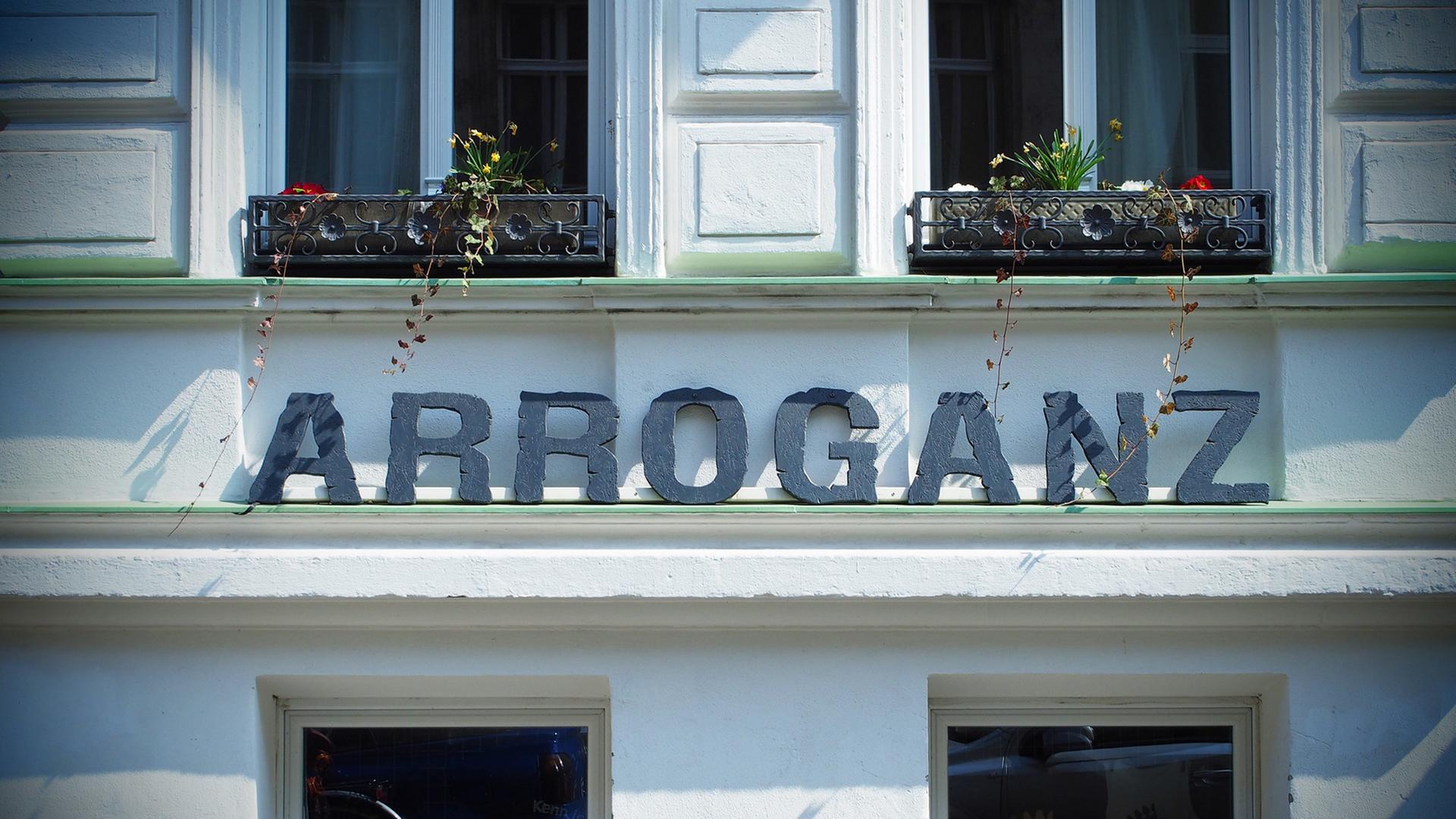 Das Wort "Arroganz" steht in Berlin im Bezirk Kreuzberg auf einer Wand: "Berliner Arroganz" ist ein lokales, Berliner Modelabel. Das Wort "Arroganz" steht in Berlin im Bezirk Kreuzberg auf einer Wand: "Berliner Arroganz" ist ein lokales, Berliner Modelabel.