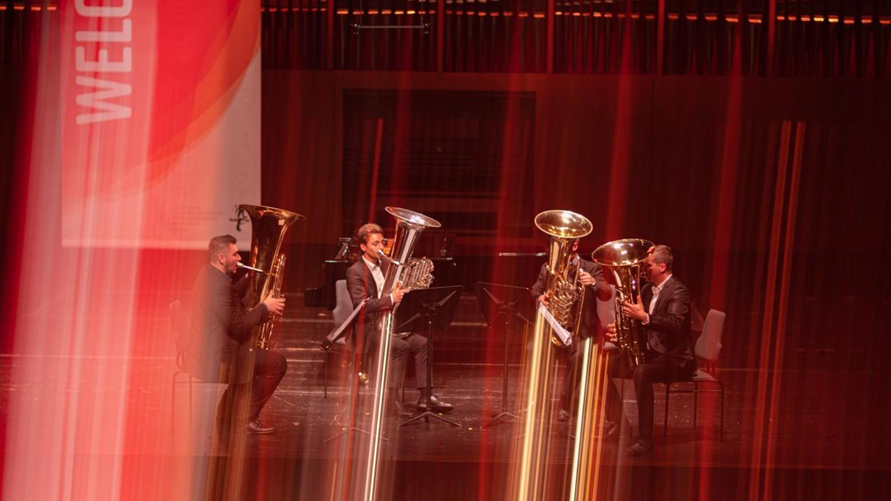 Vier Tubaspieler musizieren auf der Bühne Vier Tubaspieler musizieren auf der Bühne