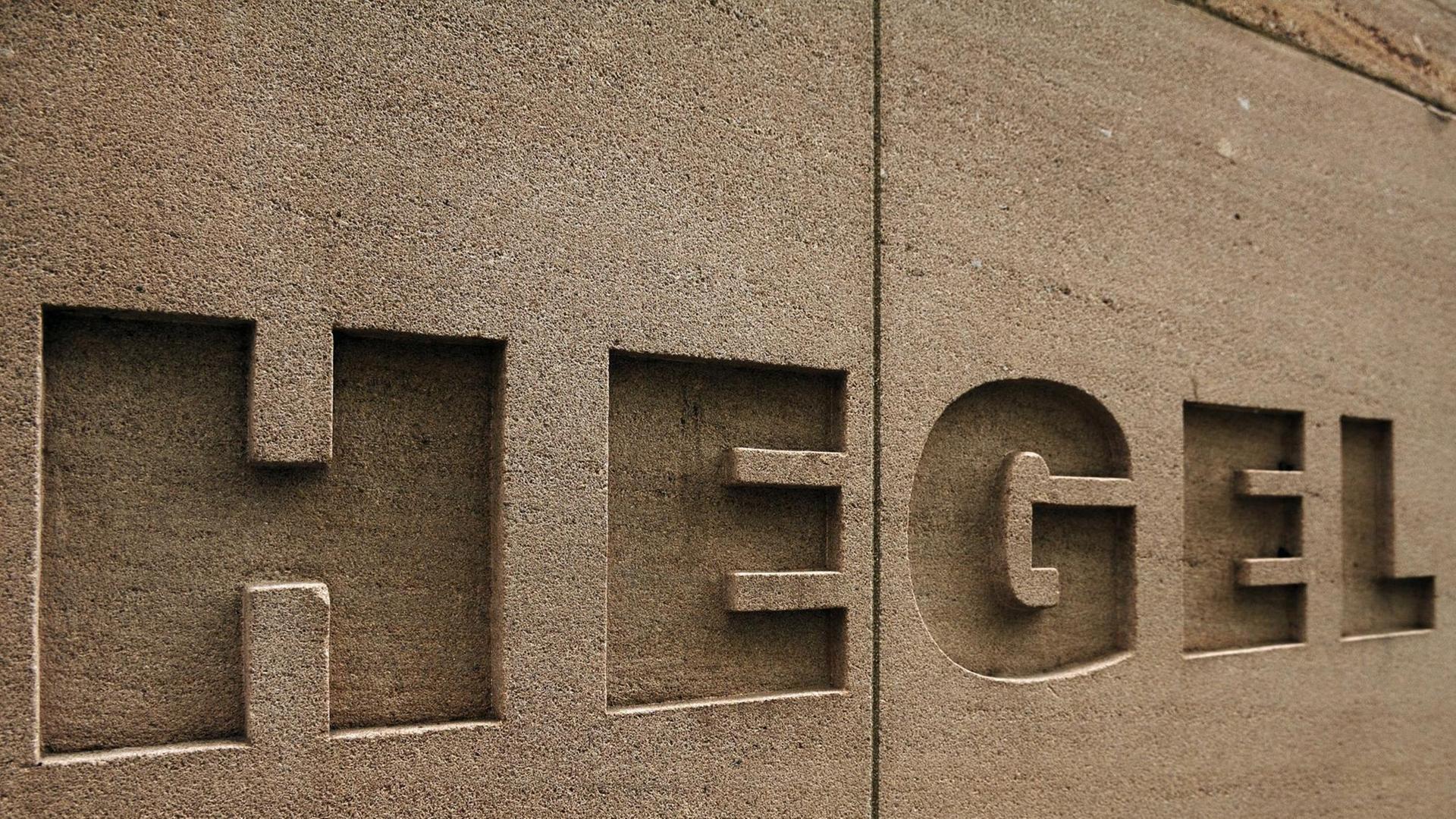 Reliefschrift "Hegel", deutscher Philosoph, am Durchgang zum Neuen Museum, Luitpoldstraße 5, Nürnberg, Mittelfranken, Bayern, Deutschland, Europa | Verwendung weltweit, Keine Weitergabe an Wiederverkäufer. Reliefschrift "Hegel", deutscher Philosoph, am Durchgang zum Neuen Museum, Luitpoldstraße 5, Nürnberg, Mittelfranken, Bayern, Deutschland, Europa | Verwendung weltweit, Keine Weitergabe an Wiederverkäufer.