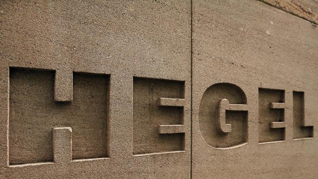 Reliefschrift "Hegel", deutscher Philosoph, am Durchgang zum Neuen Museum, Luitpoldstraße 5, Nürnberg, Mittelfranken, Bayern, Deutschland, Europa | Verwendung weltweit, Keine Weitergabe an Wiederverkäufer.