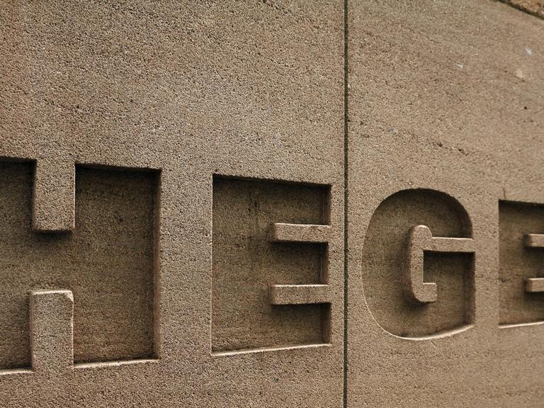 Reliefschrift "Hegel", deutscher Philosoph, am Durchgang zum Neuen Museum, Luitpoldstraße 5, Nürnberg, Mittelfranken, Bayern, Deutschland, Europa | Verwendung weltweit, Keine Weitergabe an Wiederverkäufer.