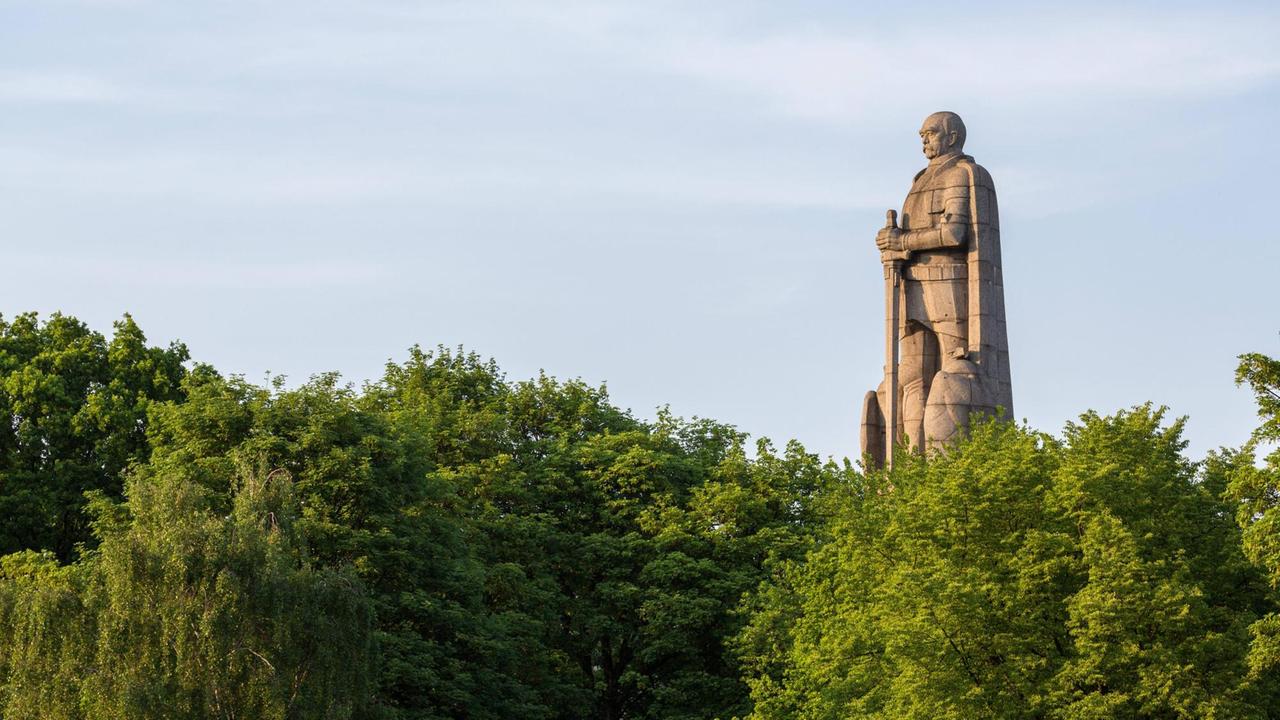 Bismarck-Statue im Hamburger Elbpark. Bismarck-Statue im Hamburger Elbpark.