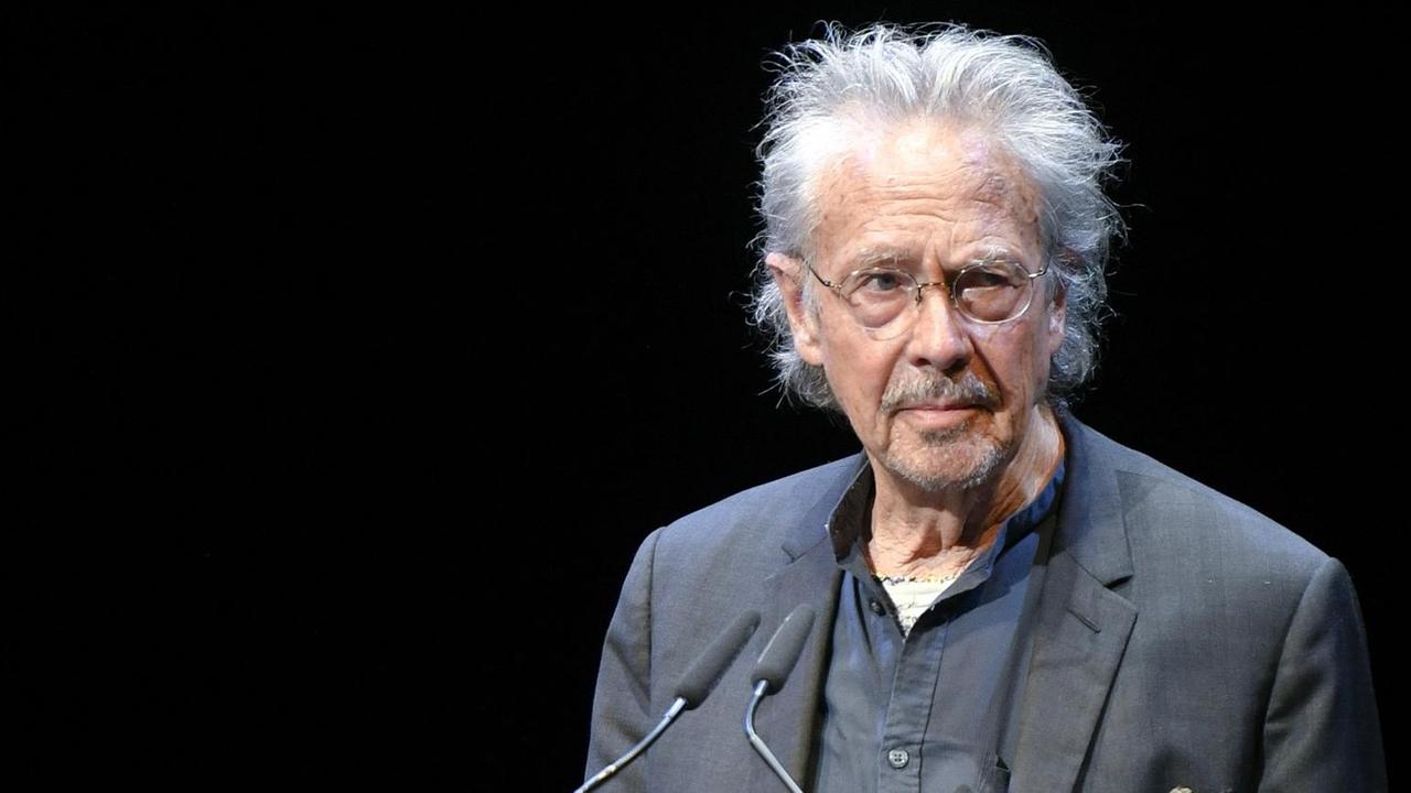 Der österreichische Schriftsteller Peter Handke bei der Überreichung des Iffland-Rings im Wiener Burgtheater an den deutschen Schauspieler Jens Harzer - 20190616_PD1957 | Der österreichische Schriftsteller Peter Handke bei der Überreichung des Iffland-Rings im Wiener Burgtheater an den deutschen Schauspieler Jens Harzer - 20190616_PD1957 |