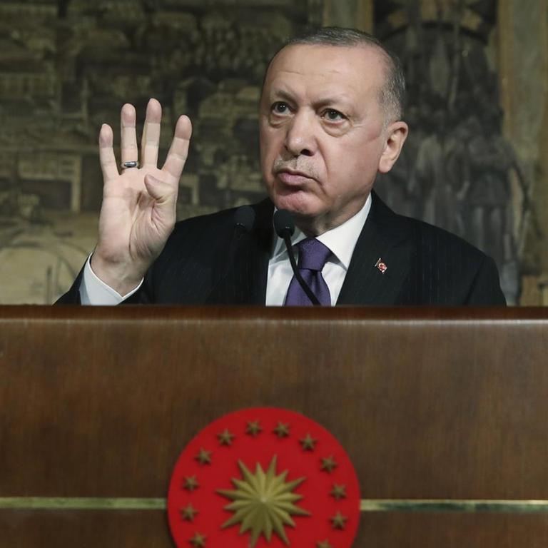 Turkey's President Recep Tayyip Erdogan speaks during a meeting, in Istanbul, Friday, Jan. 15, 2021. Erdogan indicated on Friday that he would be open to easing tensions {var DanaWithTmpArray = new Array();(DanaWithTmpArray[0] = ith }neighboring Greece by floating the possibility of a face-to-face meeting {var DanaWithTmpArray = new Array();(DanaWithTmpArray[0] = ith }the Greek prime minister following months of saber-rattling over energy resources in the Eastern Mediterranean. (Turkish Presidency via AP, Pool)