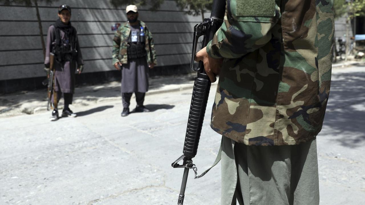 Taliban-Kämpfer stehen Wache an einem Checkpoint in Kabul (AP Photo/Rahmat Gul) Taliban-Kämpfer stehen Wache an einem Checkpoint in Kabul (AP Photo/Rahmat Gul)