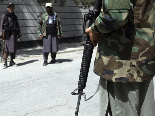 Taliban-Kämpfer stehen Wache an einem Checkpoint in Kabul (AP Photo/Rahmat Gul)