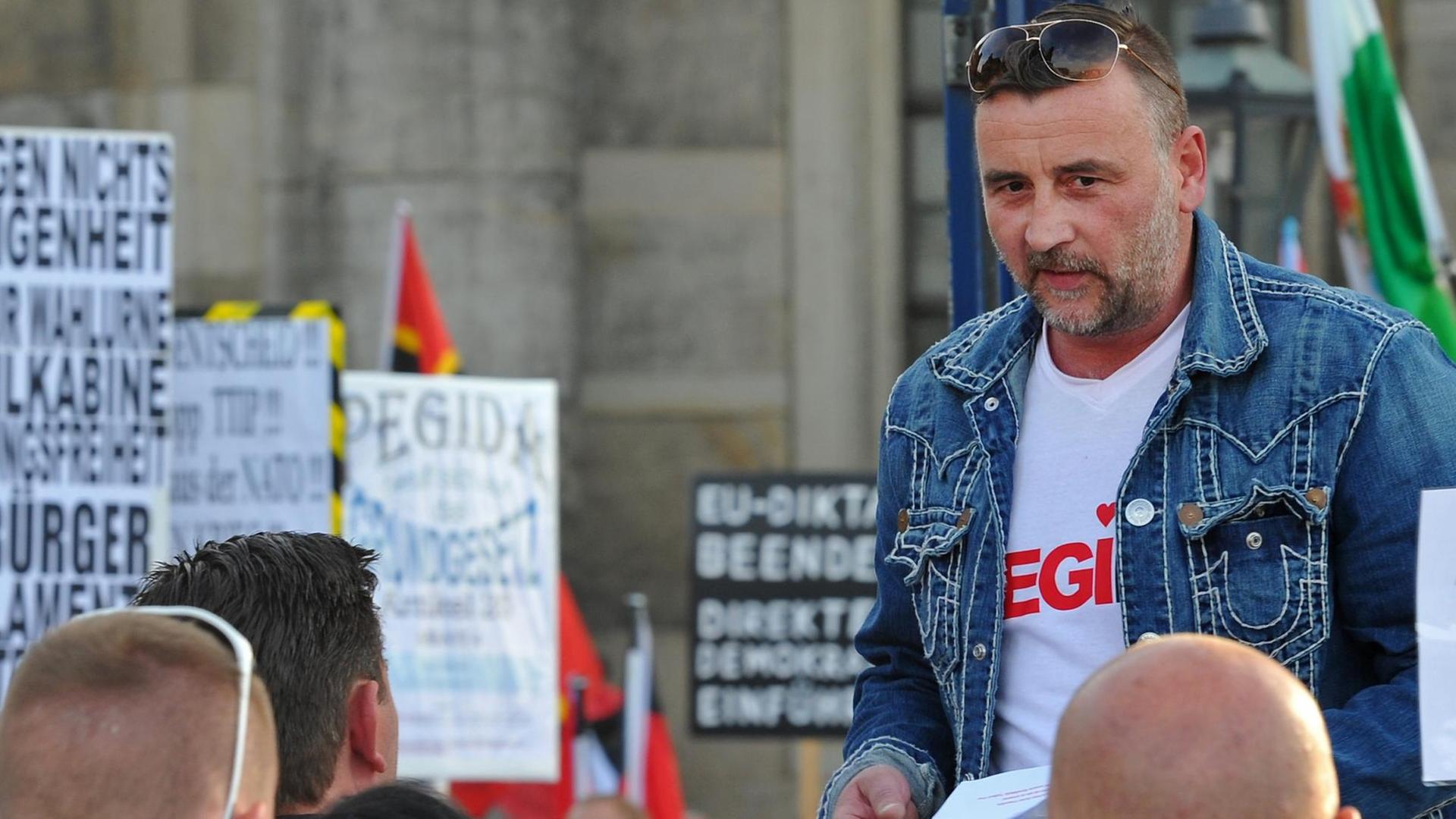 Lutz Bachmann spricht auf einer Demonstration Lutz Bachmann spricht auf einer Demonstration
