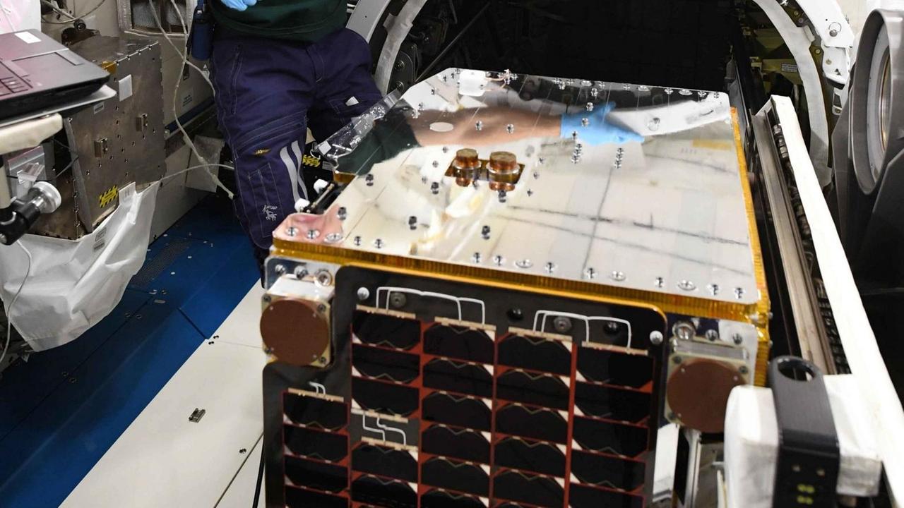 Der Satellit RemoveDebris soll Weltraumschrott einfangen Der Satellit RemoveDebris soll Weltraumschrott einfangen