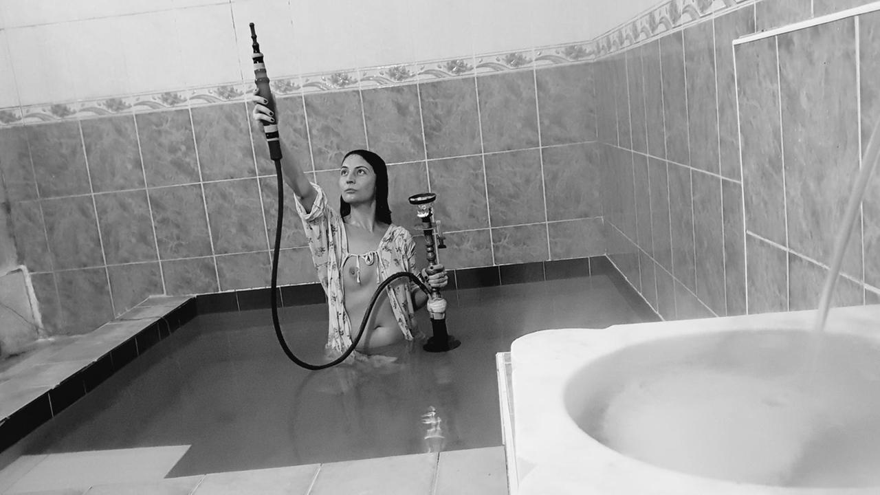 Kunstwerk von Gülcan Turna: Reenacting The Empress? Power To The People. What Are We For? The Turkish Artist As An Empress, 2019 Kunstwerk von Gülcan Turna: Reenacting The Empress? Power To The People. What Are We For? The Turkish Artist As An Empress, 2019