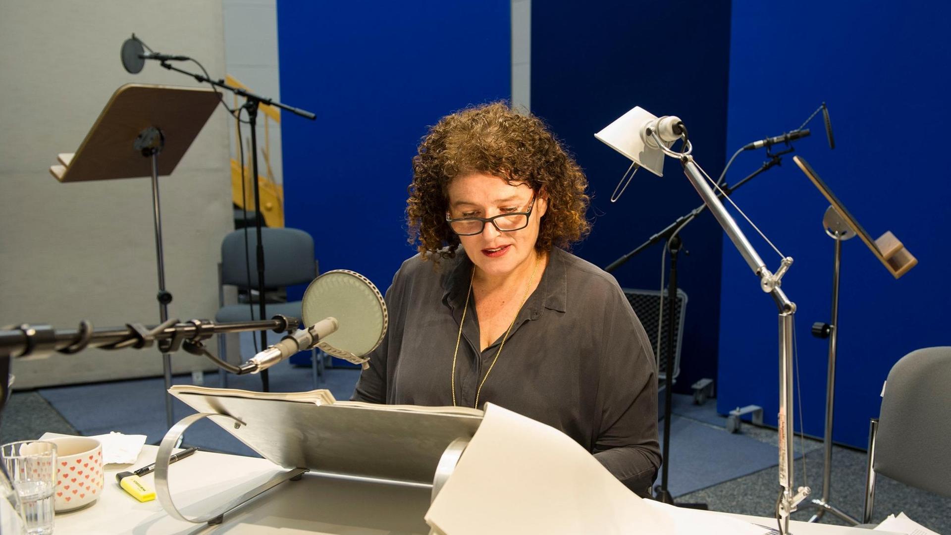 "Meine geniale Freundin" Ein Hörspiel von Elena Ferrante; Christiane Roßbach (Rolle: Elena alt). Bei den Aufnahmen im Studio 10 des Bayerischen Rundfunk "Meine geniale Freundin" Ein Hörspiel von Elena Ferrante; Christiane Roßbach (Rolle: Elena alt). Bei den Aufnahmen im Studio 10 des Bayerischen Rundfunk