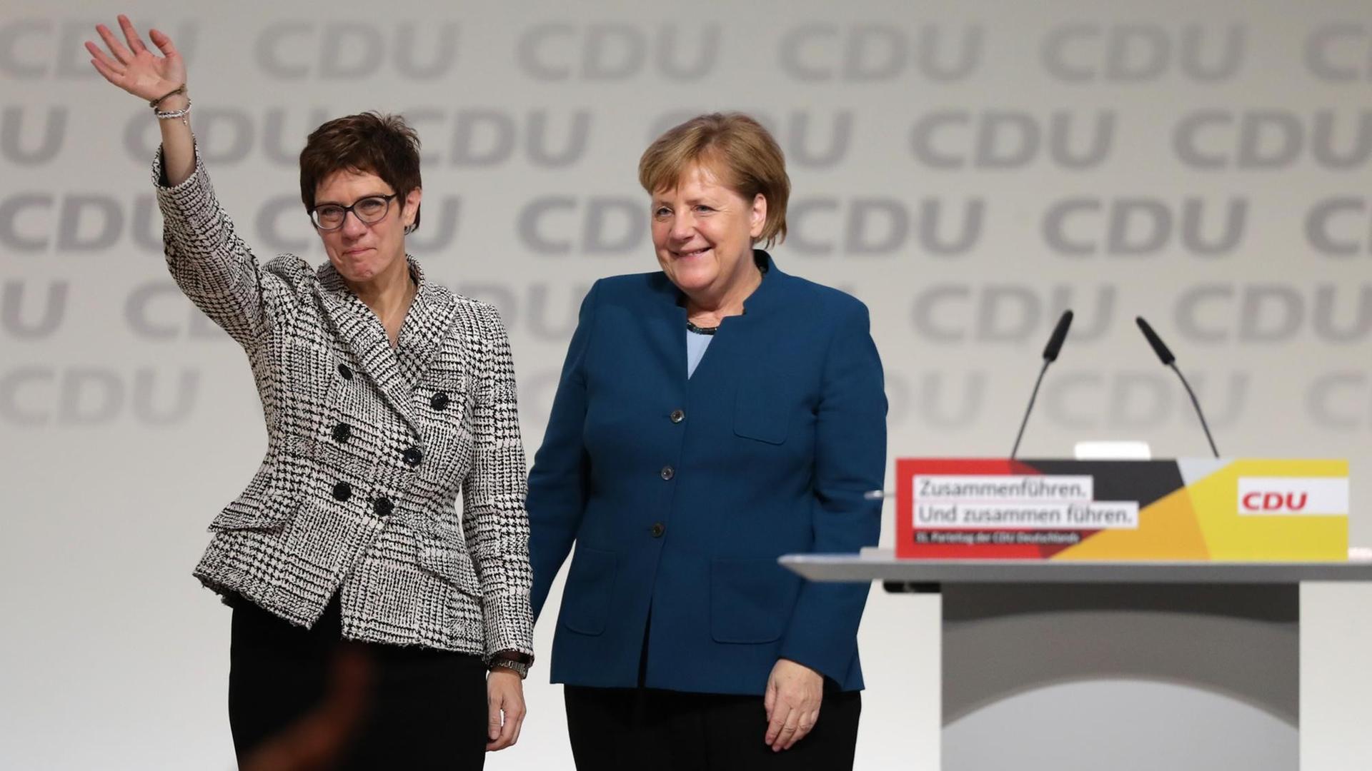 Bundeskanzlerin Angela Merkel gratuliert Annegret Kramp-Karrenbauer zur Wahl als neue CDU-Vorsitzende. Bundeskanzlerin Angela Merkel gratuliert Annegret Kramp-Karrenbauer zur Wahl als neue CDU-Vorsitzende.
