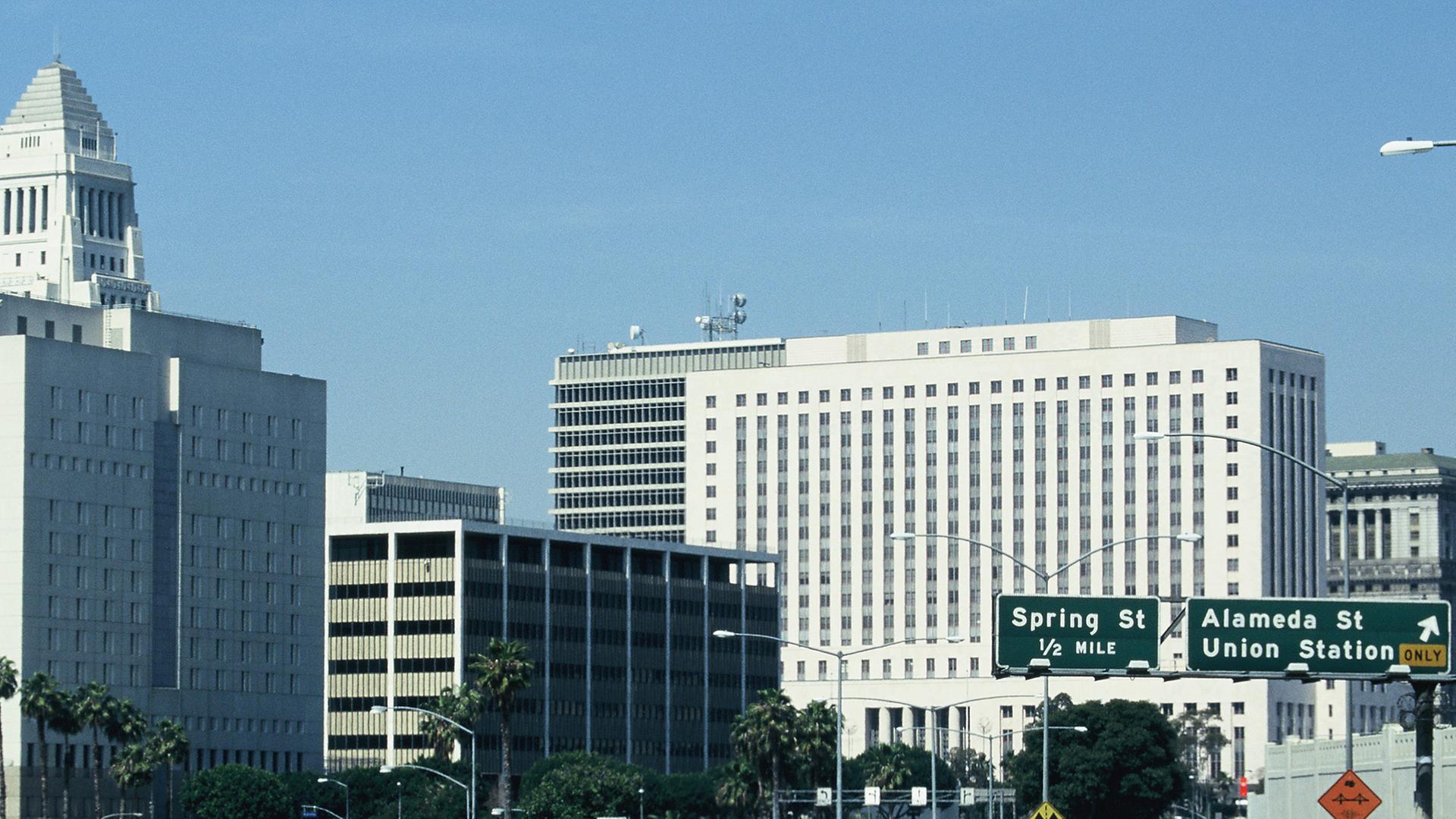 Blick auf eine Hauptverkehrsstraße in Los Angeles, Kalifornien Blick auf eine Hauptverkehrsstraße in Los Angeles, Kalifornien