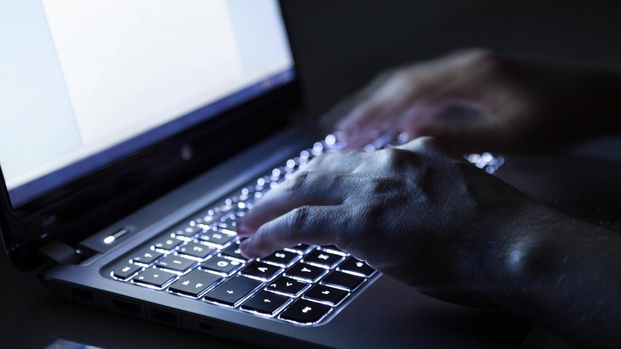 Hände tippen auf einer Computertastatur. Hände tippen auf einer Computertastatur.