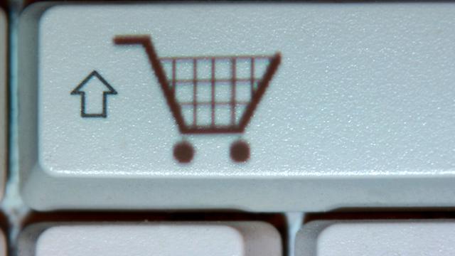 Das Symbol eines Einkaufwagens auf einer Taste einer Computertastatur