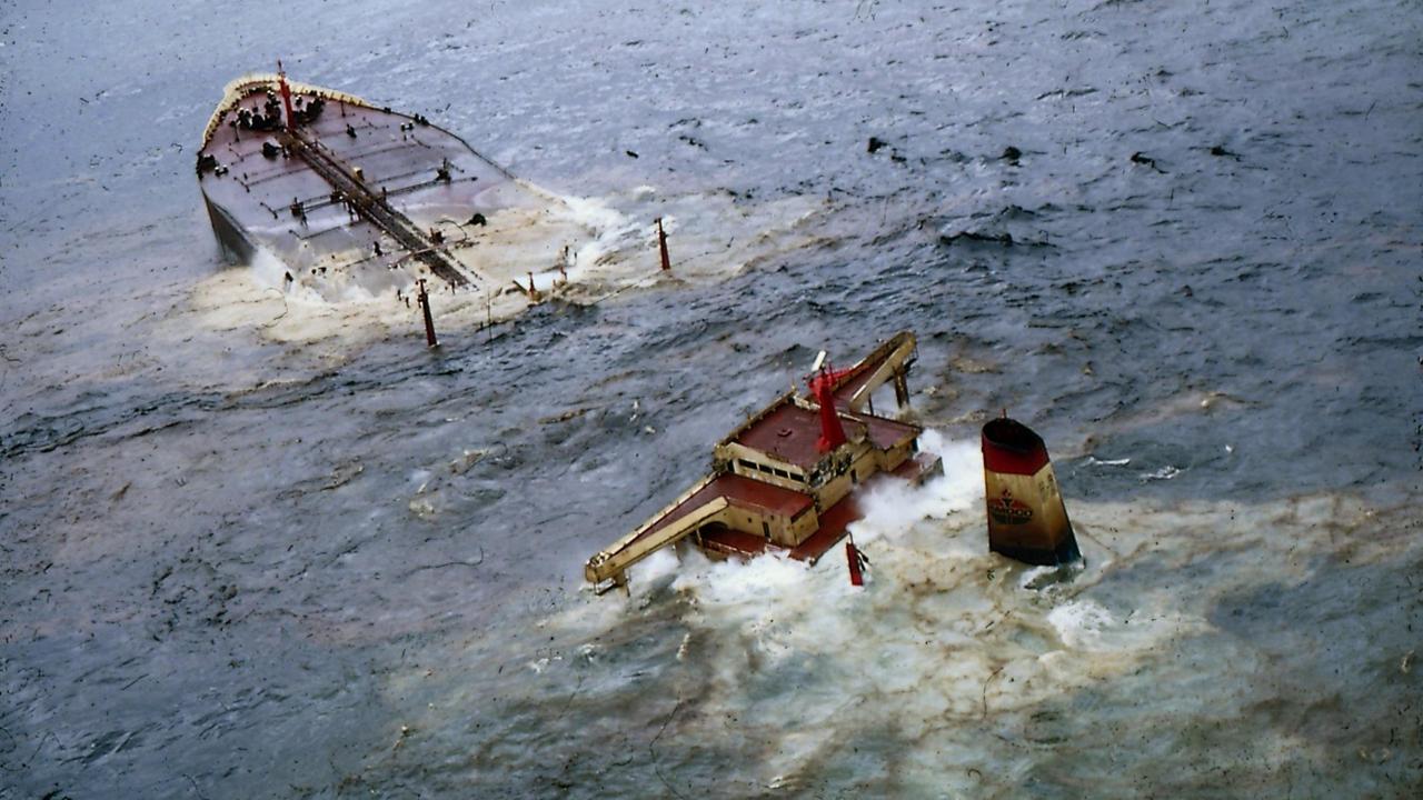 40TH ANNIVERSARY OF THE AMOCO CADIZ'S OIL SLICK - The Amoco Cadiz was a VLCC (Very Large Crude Carrier), owned by Amoco, that split in two after running aground on Portsall Rocks, three miles off the coast of Brittany (France), on March 16, 1978, resulting at that time in the largest oil spill ever, currently the 5th-largest in history. Foto: PHOTOPQR/LE TELEGRAMME/ARCHIVES +++(c) dpa - Report+++ | 40TH ANNIVERSARY OF THE AMOCO CADIZ'S OIL SLICK - The Amoco Cadiz was a VLCC (Very Large Crude Carrier), owned by Amoco, that split in two after running aground on Portsall Rocks, three miles off the coast of Brittany (France), on March 16, 1978, resulting at that time in the largest oil spill ever, currently the 5th-largest in history. Foto: PHOTOPQR/LE TELEGRAMME/ARCHIVES +++(c) dpa - Report+++ |