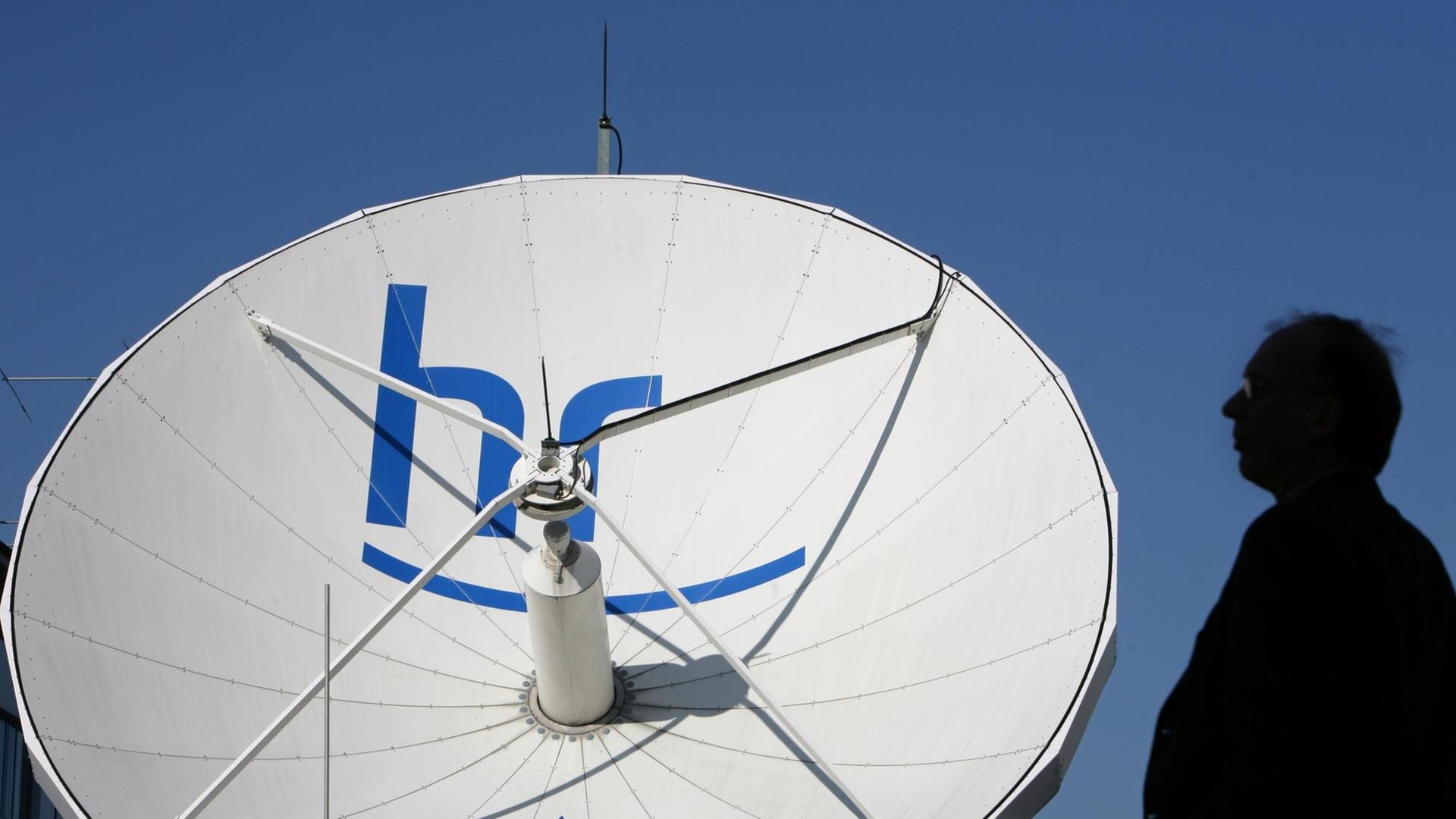 Eine Satellitenschüssel, auf der die Abkürzung 'hr' zu sehen ist. Eine Satellitenschüssel, auf der die Abkürzung 'hr' zu sehen ist.