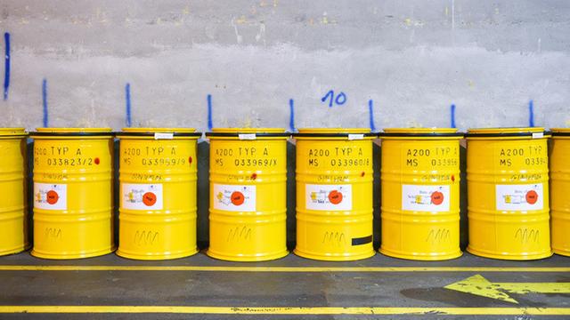 Atommüll-Fässer stehen am 18.11.2014 in Eggenstein-Leopoldshafen (Baden-Württemberg) auf dem Gelände der Firma WAK GmbH. Foto: Uwe Anspach/dpa | Verwendung weltweit