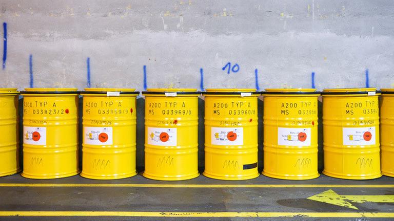Atommüll-Fässer stehen am 18.11.2014 in Eggenstein-Leopoldshafen (Baden-Württemberg) auf dem Gelände der Firma WAK GmbH. Foto: Uwe Anspach/dpa | Verwendung weltweit Atommüll-Fässer stehen am 18.11.2014 in Eggenstein-Leopoldshafen (Baden-Württemberg) auf dem Gelände der Firma WAK GmbH. Foto: Uwe Anspach/dpa | Verwendung weltweit