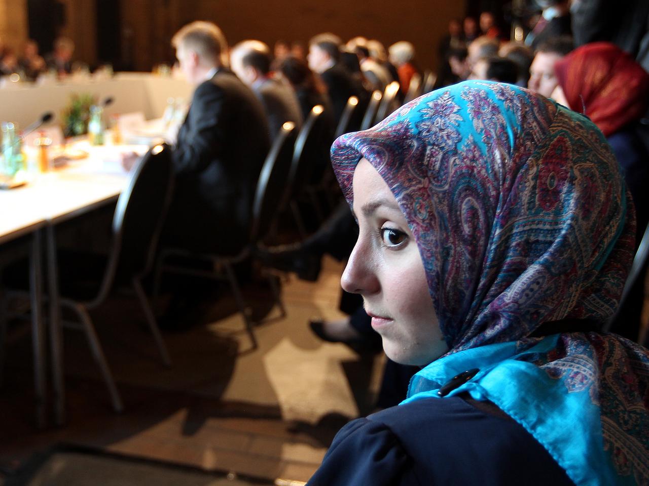 Eine junge Muslimin saß bei der Islamkonferenz 2012 mit dabei, als Politiker, Gesellschafts- und Religionsvertreter diskutierten.