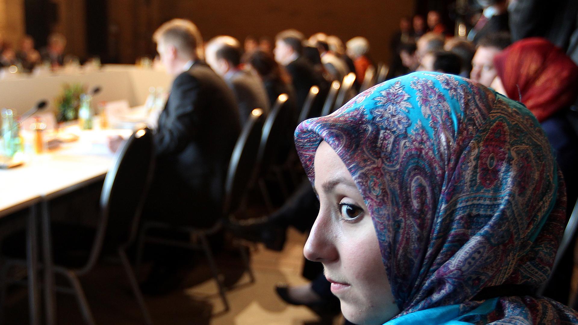 Eine junge Muslimin saß bei der Islamkonferenz 2012 mit dabei, als Politiker, Gesellschafts- und Religionsvertreter diskutierten. Eine junge Muslimin saß bei der Islamkonferenz 2012 mit dabei, als Politiker, Gesellschafts- und Religionsvertreter diskutierten.