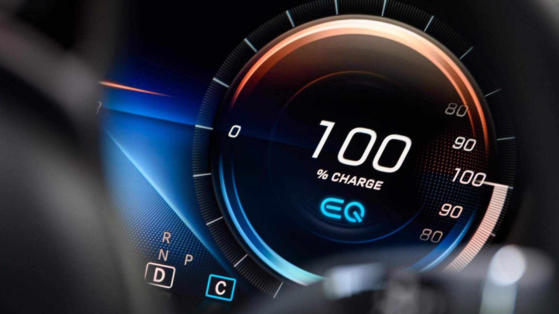 "100 Prozent Charge" steht auf der Digitalanzeige eines Hybrid-Autos