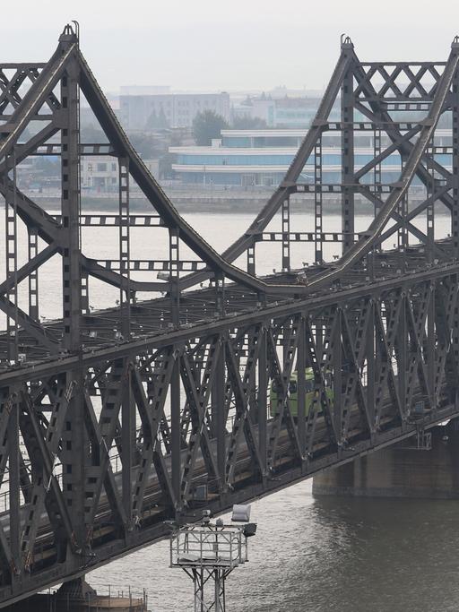 Die chinesisch-koreanische Freundschaftsbrücke verbindet die beiden Städte Dandong und Sinuiju.