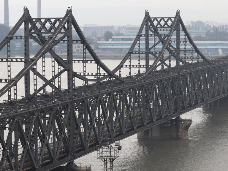 Die chinesisch-koreanische Freundschaftsbrücke verbindet die beiden Städte Dandong und Sinuiju.