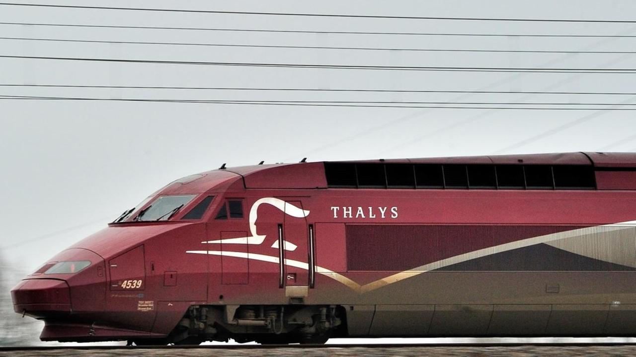 Ein Thalys-Schnellzug fährt durch Nordrfankreich.
