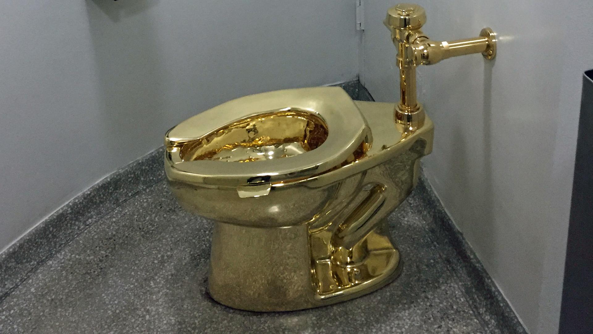 Eine voll funktionstüchtige Toilette aus purem Gold steht seit dem 15. September 2016 im Guggenheim Museum in New York: Geschaffen hat sie der italienische Künstler Maurizio Cattelan. Eine voll funktionstüchtige Toilette aus purem Gold steht seit dem 15. September 2016 im Guggenheim Museum in New York: Geschaffen hat sie der italienische Künstler Maurizio Cattelan.