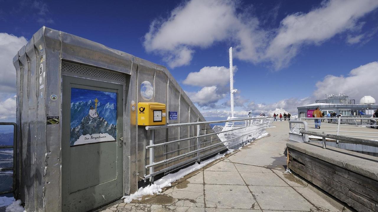 Die mit 2962 Meter höchst gelegene Postfiliale Deutschlands auf der Zugspitze im Landkreis Garmisch-Partenkirchen. Die mit 2962 Meter höchst gelegene Postfiliale Deutschlands auf der Zugspitze im Landkreis Garmisch-Partenkirchen.