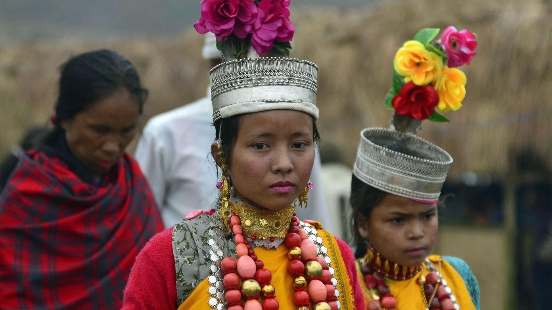 Mädchen vom Stamm der Khasi tragen bei Feiern im Dorf Mawphlang im indischen Bundesstaat Meghalaya am 25.10.2013 traditionelle Kleidung. Mädchen vom Stamm der Khasi tragen bei Feiern im Dorf Mawphlang im indischen Bundesstaat Meghalaya am 25.10.2013 traditionelle Kleidung.