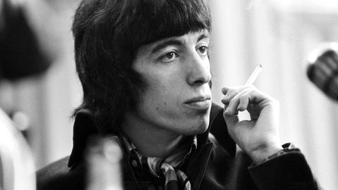 März 1967: Rolling-Stones-Bassist Bill Wyman raucht während einer Pressekonferenz in Bremen.