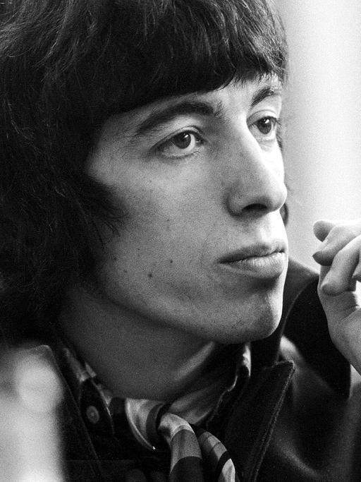 März 1967: Rolling-Stones-Bassist Bill Wyman raucht während einer Pressekonferenz in Bremen.