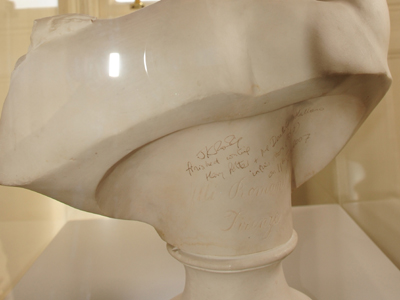 Büste im Balmoral Hotel in Edinburgh, die Schriftstellerin J.K Rowling signiert hat. Büste im Balmoral Hotel in Edinburgh, die Schriftstellerin J.K Rowling signiert hat.