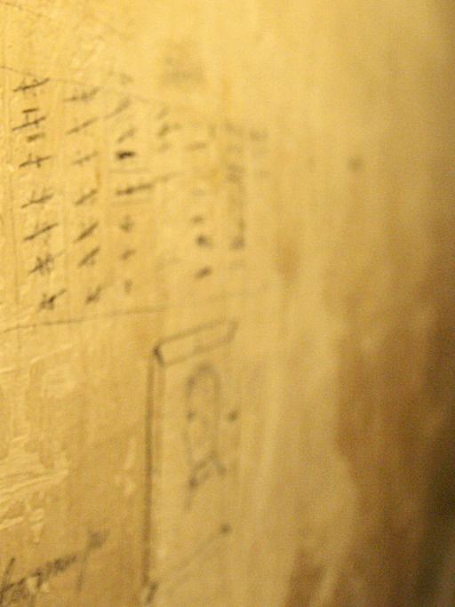 Wandbeschriftungen in einer Zelle für Gestapo-Häftlinge im NS-Dokumentationszentrum in Köln: In dem 1988 von der Stadt Köln eingerichteten Dokumentationszentrum wird die Geschichte des Nationalsozialismus in Köln erforscht.