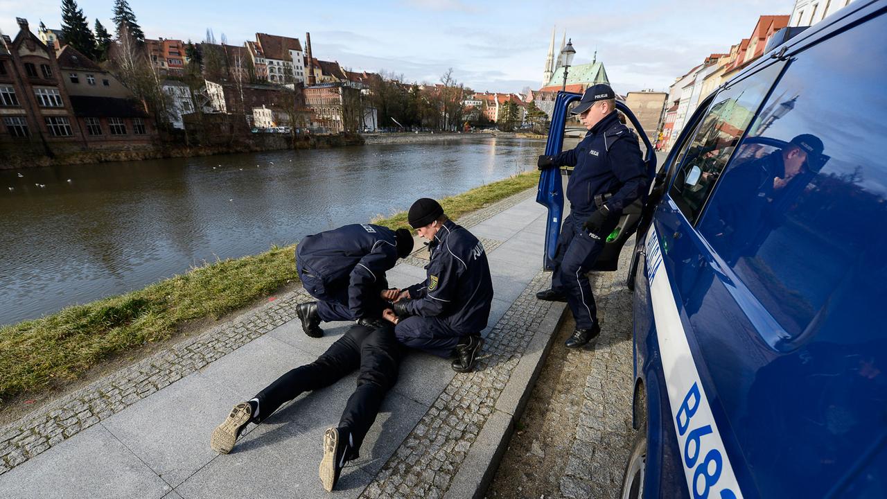 Zugriff und Festnahme bei der Übung von deutschen und polnischen Polizisten am Bulwar Grecki am 28.01.2015 in Zgorzelec (Polen). Polizisten aus Sachsen und Brandenburg trainieren gemeinsam mit Kollegen aus Polen die Verfolgung von Räubern und Dieben, die über die deutsch-polnische Grenze zu entkommen versuchen. Zugriff und Festnahme bei der Übung von deutschen und polnischen Polizisten am Bulwar Grecki am 28.01.2015 in Zgorzelec (Polen). Polizisten aus Sachsen und Brandenburg trainieren gemeinsam mit Kollegen aus Polen die Verfolgung von Räubern und Dieben, die über die deutsch-polnische Grenze zu entkommen versuchen.