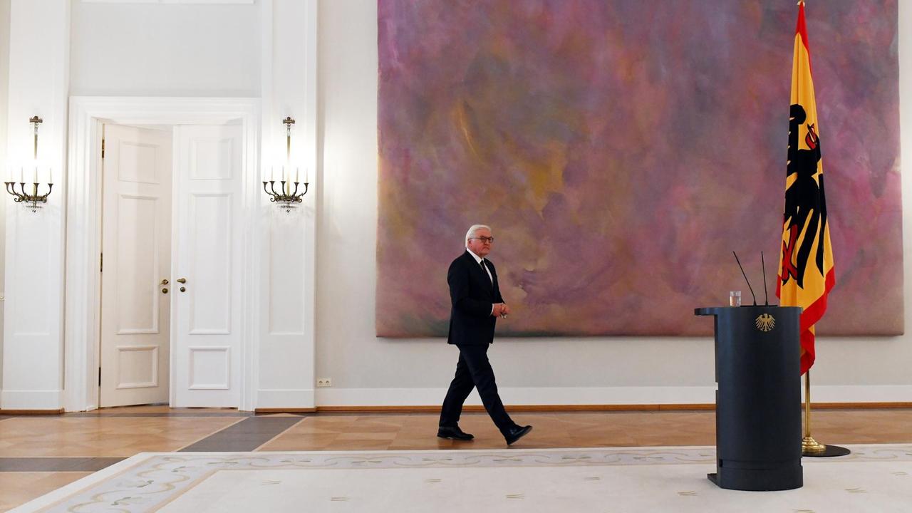 Bundespräsident Frank-Walter Steinmeier geht am 20.11.2017 in Berlin im Schloss Bellevue zu seinem Rednerpult, um eine Erklärung abzugeben. Zuvor hatte die Bundeskanzlerin den Bundespräsidenten über die Situation nach den gescheiterten Sondierungsgesprächen in Kenntnis gesetzt. Foto: Maurizio Gambarini/dpa | Verwendung weltweit Bundespräsident Frank-Walter Steinmeier geht am 20.11.2017 in Berlin im Schloss Bellevue zu seinem Rednerpult, um eine Erklärung abzugeben. Zuvor hatte die Bundeskanzlerin den Bundespräsidenten über die Situation nach den gescheiterten Sondierungsgesprächen in Kenntnis gesetzt. Foto: Maurizio Gambarini/dpa | Verwendung weltweit