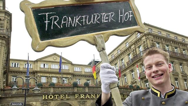 Ein Schild mit der Aufschrift "Frankfurter Hof" hält Hotelpage Alexander Vorderwisch am 21.5.2003 vor dem zur Steigenberger Hotels AG gehörendem Frankfurter Luxushotel hoch.